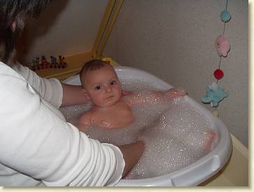 20050104-03 In de wasmand in bad